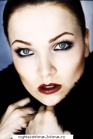 Poze cu Tarja... - Hm..ma duce cu gandul la un fotomodel - Tarja Turunen