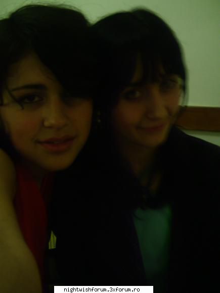 pica with us!!!! - bruneta din dreapta lol, thank god ca nu se vede - Membrii noi!